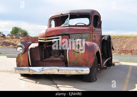 Rusty auto rottamata sulla Route 66, Arizona, Stati Uniti d'America Foto Stock