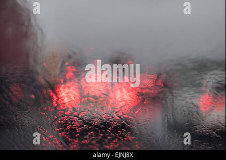 Deprimenti wet Rush Hour viaggio fermo in autostrada carrello fermo automobili autocarri con coda luci di stop posteriori bassa visibilità Foto Stock