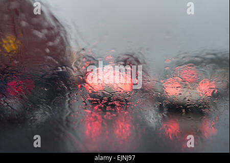 Deprimenti wet Rush Hour viaggio fermo in autostrada carrello fermo automobili autocarri con coda luci di stop posteriori bassa visibilità Foto Stock