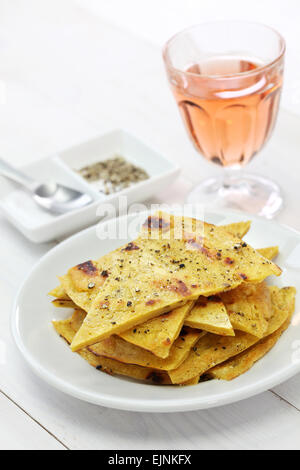 Socca, farinata di ceci, pancake con vino rosato Foto Stock