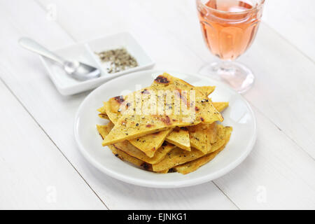 Socca, farinata di ceci, pancake con vino rosato Foto Stock