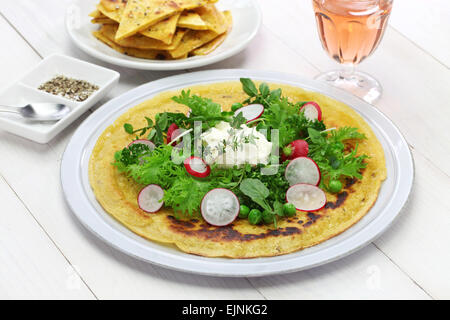 Socca, farinata di ceci, pancake con vino rosato Foto Stock