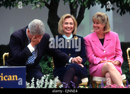 Il Presidente degli Stati Uniti Bill Clinton barzellette con la prima signora Hillary Clinton e il ribaltatore Gore durante un evento alla Casa Bianca Marzo 22, 1997 a Washington, DC. Foto Stock