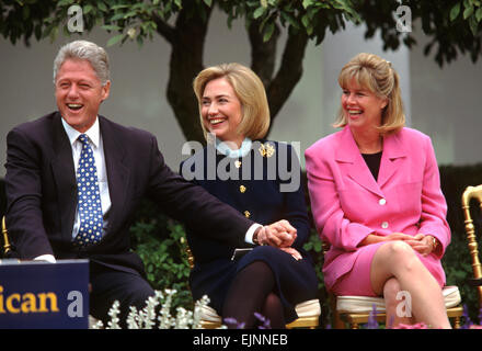 Il Presidente degli Stati Uniti Bill Clinton barzellette con la prima signora Hillary Clinton e il ribaltatore Gore durante un evento alla Casa Bianca Marzo 22, 1997 a Washington, DC. Foto Stock