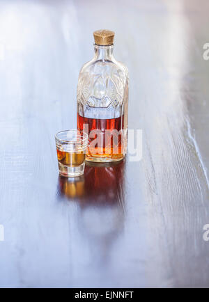 Whiskey bottiglia e colpo di vetro Foto Stock