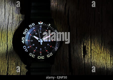 Trizio military watch sul legno vecchio Foto Stock