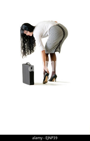 Young business woman regolando il suo tacco alto scarpa Foto Stock