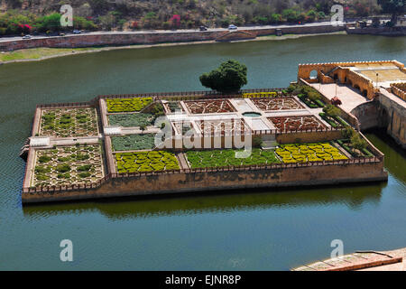 Isola Giardino sul lago Maota all'Amber Forte Amer Palace Jaipur Rajasthan Foto Stock