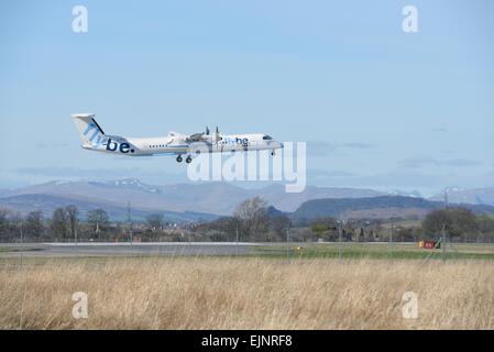 Flybe De Havilland Canada DHC-8 Dash 8 atterraggio all'aeroporto internazionale di Glasgow, Scotland, Regno Unito Foto Stock