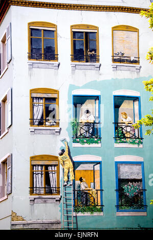 Mulhouse, Alsazia, Francia. Trompe-l'oeil murale di windows sul lato dell'edificio Foto Stock