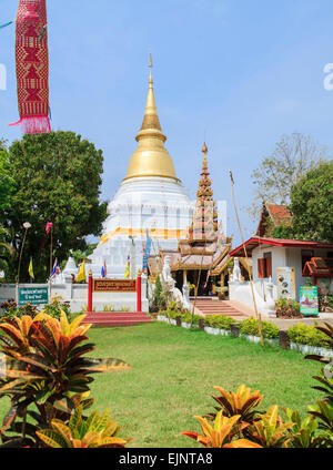La pagoda dorata a Prakaew dontao Suchadaram tempio, provincia di Lampang, nel nord della Thailandia Foto Stock