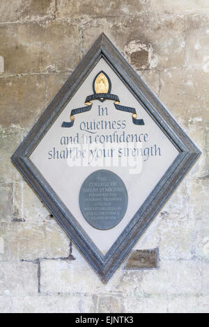 Nella calma e nella fiducia sarà la vostra forza la placca nella Cattedrale di Salisbury, Salisbury, Wiltshire, Regno Unito in Marzo Foto Stock