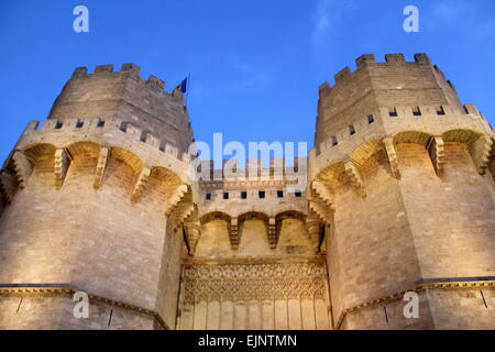 La facciata della torri Serrano ( Torres de Serrans), il XIV secolo ben conservata Main city gate di Valencia, Spagna Foto Stock