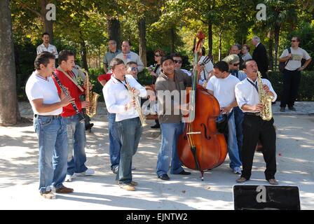 Gruppo di musicisti che si esibiscono al Buen Retiro Park, Madrid, Spagna. Foto Stock