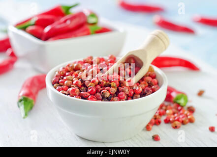 Il peperoncino in un recipiente e su un tavolo Foto Stock
