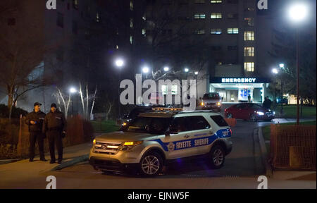 Lexington, Kentucky, Stati Uniti d'America. 28 Mar, 2015. Fayette sceriffo della contea deputati Ufficio blocco fuori il Regno Unito Buon Samaritano pronto soccorso ospedaliero ingresso sul calcare del Sud utilizzando una Ford Police Interceptor veicolo utilitario come l'Università di Kentucky Wildcats tifosi scendono in strada per festeggiare il loro team di 68-66 conquistare l'Università di Notre Dame Fighting Irish in Elite otto round degli uomini del NCAA torneo di basket tardi sabato, 28 marzo 2015 in Lexington, KY, Stati Uniti d'America. La polizia ha detto 18 festeggianti erano stati arrestati durante le celebrazioni, la maggior parte per intossicazione pubblica o condotta disordinata. © Foto Stock