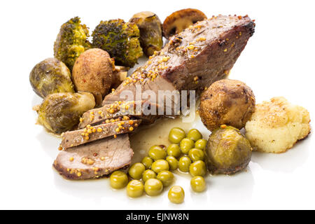 Tagliare in fette di arrosto di manzo con funghi grigliati, broccoli e cavolini di Bruxelles. Carne cotta con verdure isolato su bianco ba Foto Stock