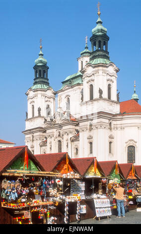 Prague Old Town Square pasqua mercato Mercato di Praga stallo nella parte anteriore del St Nicolas Church Old Town Square Praga Repubblica Ceca Europa Foto Stock