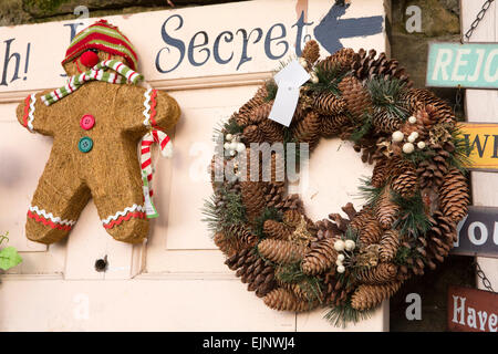 Regno Unito, Inghilterra, Yorkshire, Grassington, Dickensian Festival, le decorazioni di Natale sul display Foto Stock