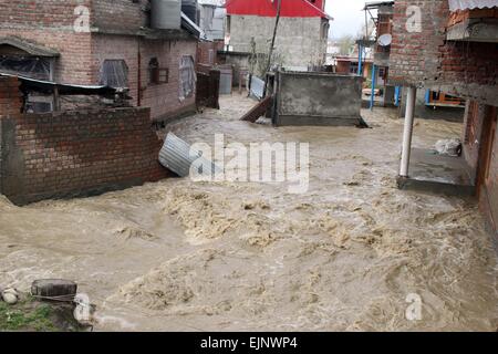 Srinagar Kashmir. Il 30 marzo, 2015. Località sommersa di colonia Hamdania in Bemina Srinagar la capitale estiva di Indiano Kashmir amministrato su marzo 30,2015.La valle è stata testimonianza di pioggia incessante fin dal sabato che conduce al fresco inondazioni improvvise e improvviso aumento di livello di acqua nei fiumi ,i ruscelli e i rivoli di tutta la questione del Kashmir Credito: NISARGMEDIA/Alamy Live News Foto Stock