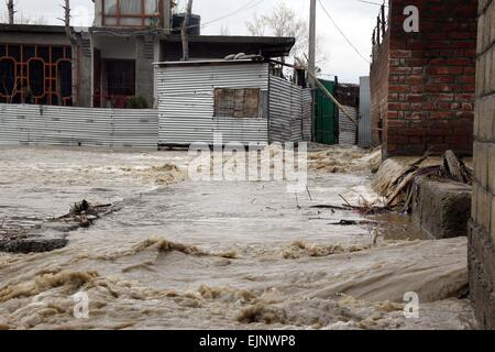 Srinagar Kashmir. Il 30 marzo, 2015. Località sommersa di colonia Hamdania in Bemina Srinagar la capitale estiva di Indiano Kashmir amministrato su marzo 30,2015.La valle è stata testimonianza di pioggia incessante fin dal sabato che conduce al fresco inondazioni improvvise e improvviso aumento di livello di acqua nei fiumi ,i ruscelli e i rivoli di tutta la questione del Kashmir Credito: NISARGMEDIA/Alamy Live News Foto Stock