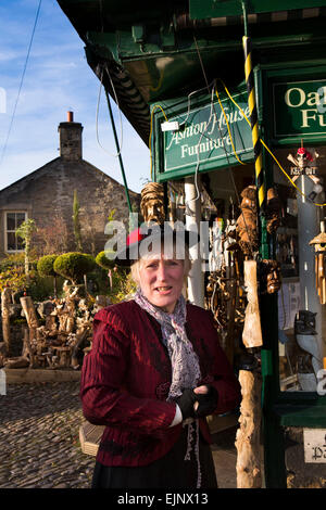 Regno Unito, Inghilterra, Yorkshire, Grassington, Dickensian Festival, proprietario di un negozio di vestiti in costume Vittoriano Foto Stock