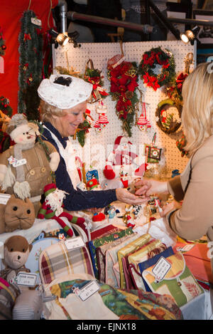 Regno Unito, Inghilterra, Yorkshire, Grassington, Dickensian Festival, stallholder prendere soldi da visitatore Foto Stock