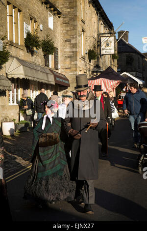 Regno Unito, Inghilterra, Yorkshire, Grassington, Festival Dickensian, costume visitatori in Main Street Foto Stock