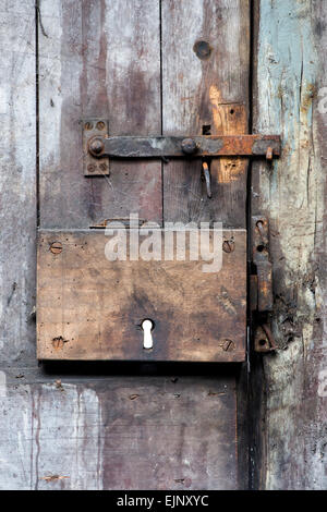 Tettoia in legno porta con chiavistello di ferro Foto stock - Alamy