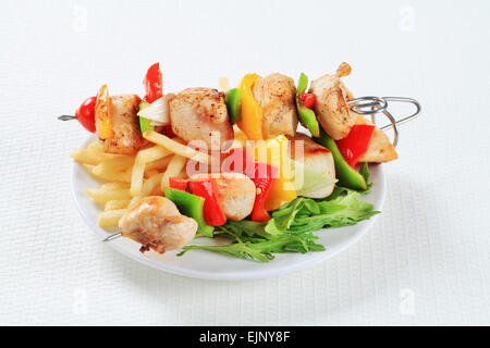 Pollo shish kebab con patate fritte Foto Stock