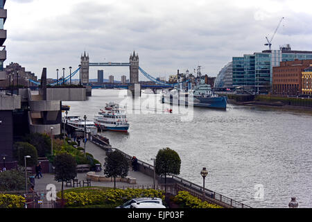 Il fiume Tamigi e il Tower Bridge di Londra London Bridge. London, England, Regno Unito, Europa. Foto Stock