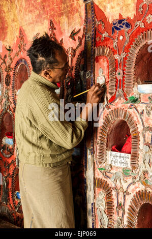 I lavori di riparazione a Nyuang Shwe Monastero Foto Stock