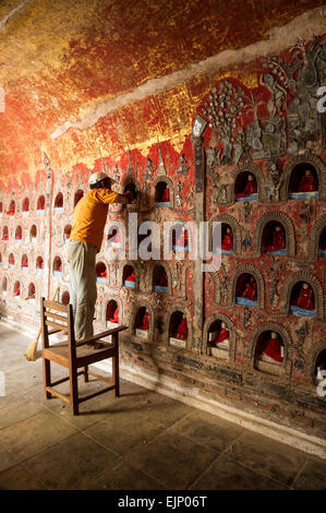 I lavori di riparazione a Nyuang Shwe Monastero Foto Stock