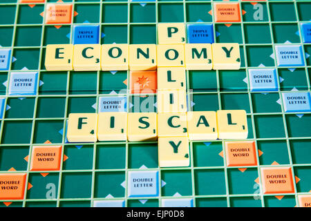 La politica fiscale economia elezioni governo parole utilizzando le piastrelle di scrabble per illustrare l'ortografia compitare Foto Stock