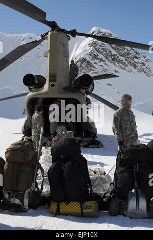 I membri del team di arrampicata ingranaggio di scarico da un U.S. Esercito Alaska Aviation Task Force CH-47 elicottero Chinook sul ghiacciaio Kahiltna maggio 20. Il team di otto soldati e un civile dell'esercito da Fort Wainwright sono state trasportate dalla società B, 1° Battaglione, 52nd reggimento di aviazione a servizio del Parco Nazionale del campo base sul ghiacciaio per iniziare il loro tentativo di salire il monte McKinley, America del Nord il picco più alto. I membri del team sono rappresentanti di Stati Uniti Esercito Alaska settentrionale, Warfare Training Center e il 1 ° Stryker Brigade Combat Team, XXV divisione di fanteria. Foto esercito/John Pennell Foto Stock