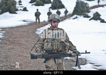 Stati Uniti Pfc dell'esercito. Cristian Franco, assegnati al 3° Battaglione, 509a Reggimento di Fanteria, porta un M240B mitragliatrice durante la discesa su un sentiero di montagna durante una pattuglia di sicurezza che si affaccia sulla Pesho Ghar valley e il Enzarkay passano nella provincia di Paktya, Afghanistan, il 2 marzo 2012. Il personale Sgt. Jason Epperson, U.S. Esercito. Rilasciato Foto Stock