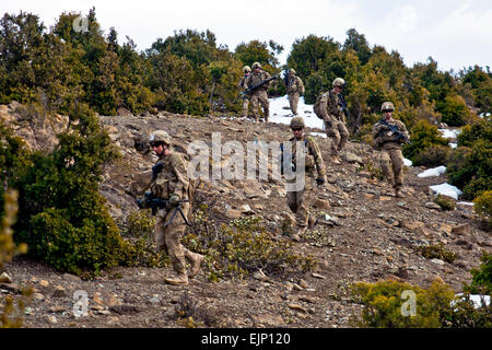 Paracadutisti dal 3° Battaglione Airborne, 509a Reggimento di Fanteria, Task Force oro Geronimo, scendono una cima nella provincia di Paktia durante la misurazione di un sito per un posto di osservazione vicino al Pass Enzarkay Marzo 2. Il personale Sgt. Jason Epperson Foto Stock