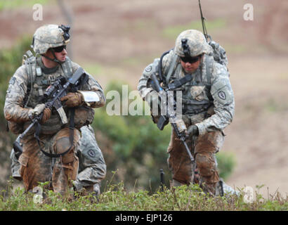 Soldati del secondo battaglione, 27 Reggimento di Fanteria, 3° Brigata Team di combattimento, XXV divisione di fanteria, spostare in avanti da un gulch verso un obiettivo nemico durante il Bronco Rumble Maggio 9, 2013. Bronco Rumble è a livello di azienda bracci combinata live fire esercizio messo su per sviluppare i leader e i membri del servizio con il pensiero critico e abilità tattica, pur rimanendo pronti a sostenere l'Esercito in missione nel Pacifico. Bronco Rumble farà aumentare in futuro la interoperabilità con i nostri partner del Pacifico e di sostenere al contempo Combat Readiness. Sgt. Brian Erickson Foto Stock