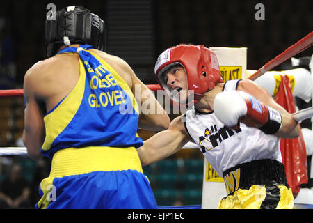 Stati Uniti Army Spc. Adrian Ghisoiu punteggi con un uppercut destro durante la sua perdita 25-8 a Adon Ortiz della sterlina, Ill., nella 112-pound semifinali del 2009 U.S. Nazionale dei Campionati di inscatolamento al Colosseo di Denver, Col., 11 giugno 2009. Ghisoiu è di stanza a Fort Hood, Texas. Ghisoiu ha preso il quarto posto nel torneo dopo Stati Uniti Esercito atleta di classe mondiale programma coach Basheer Abdullah ha fermato il suo bronzo-medaglia bout contro Michael Ruiz Jr. di Fresno, California, a 2:49 del secondo round. Tim Hipps / / Foto Stock