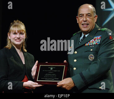 Lt. Gen. Russel L, Honore, comandante generale, prima armata, e una durata di 4 H stati, riceve il 2007 Amico Nazionale di 4-H Award per il suo sostegno di 4 h in tutta la sua carriera. Presentazione del premio è Shawn Gayner, un 4-H stati da Idaho. Phil Manson Foto Stock