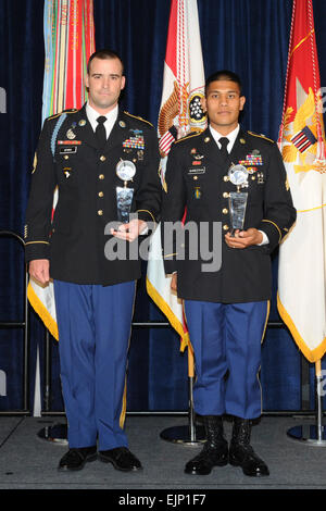 Sottufficiale dell'anno Staff Sgt. Matteo Senna e soldato dell'anno Sgt. Saral Shretha posano per una foto insieme durante il miglior guerriero pranzo presso il Walter E. Washington Convention Center di Washington D.C. Ott 22 2012. Il personale Sgt. Senna e Sgt. Saral hanno gareggiato in una quattro giorni di gara per vincere i loro titoli. Foto Stock