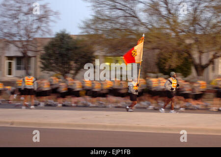 Il comando Sgt. Il Mag. Nathaniel Bartee Suor, senior non-ufficiale incaricato, xv supporto brigata, xiii supporto comando Expeditionary, corre cerchi intorno a la brigata di sottufficiali durante la brigata mensile dell esecuzione di NCO, Feb. 19. Bartee porta di tutti i sottufficiali nella brigata insieme una volta al mese per un NCO-solo correre e parlare come una parte dell'esercito di anno di NCO. Anno di Sottufficiale www4.army.mil/yearofthenco/home.php Foto Stock