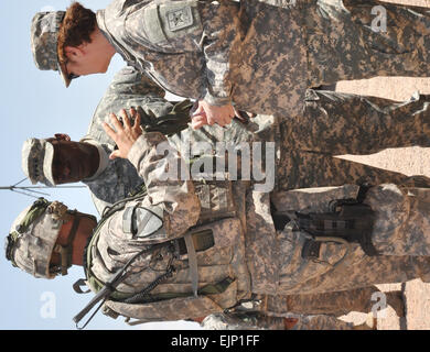 Il vice capo di Stato Maggiore dell Esercito gen. Lloyd J. Austin III, centro, ascolta il feedback da un soldato da 1° Battaglione, XXXV reggimento blindato, 2° Brigata Team di combattimento, 1° Divisione Corazzate, durante l'integrazione di rete valutazione 12.2 a White Sands Missile Range su maggio 17. Lt. Gen. Susan Lawrence, destra, G6 dell'esercito, accompagnato Austin sulla visita. Il 2/1 ad è attaccato alla modernizzazione dei vigili del comando per effettuare esercito attività di modernizzazione, compresi NIEs. Come parte del processo di Agile, NIEs sono semi-valutazioni annuali progettati per integrarsi e matura dell'esercito netwo tattico Foto Stock