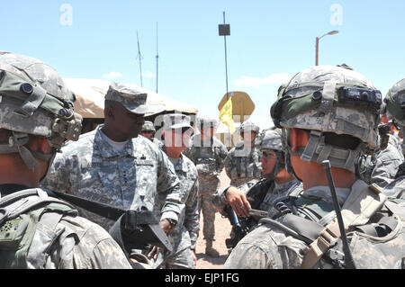 Il vice capo di Stato Maggiore dell Esercito gen. Lloyd J. Austin III ascolta feedback dai soldati del primo battaglione, XXXV reggimento blindato, 2° Brigata Team di combattimento, 1° Divisione Corazzate, durante l'integrazione di rete valutazione 12.2 a White Sands Missile Range su maggio 17. Brig. Gen. Randal Dragon, al centro e a destra di Austin, comanda la modernizzazione dei vigili del comando per il quale il 2/1 ad è attaccato a partecipare all esercito attività di modernizzazione. L'integrazione con la rete valutazione NIE, come parte del processo di Agile, è una serie di semi-valutazioni annuali progettati per integrarsi e maturare il braccio Foto Stock