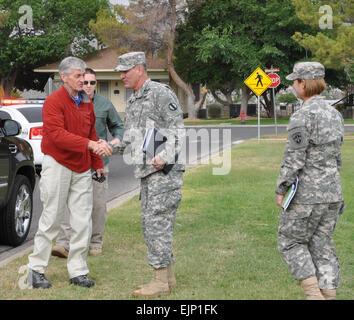 Brig. Gen. Randal Dragon, sinistra, comandante della brigata ammodernamento comando, saluta il Segretario dell'esercito John McHugh a Smith campo Bliss, Fort Bliss, Texas con il Brig. Gen. Laura Richardson, destra, comandante generale, U.S. Esercito la prova di funzionamento del comando, appena prima di salire a bordo di un elicottero che li porterà a visitare i soldati dal 1/35 Armor, 2° Brigata Team di combattimento, 1° Divisione Corazzate, che partecipano alla rete integrazione Valutazione 12.2. L NIE, come parte di Agile di processo del ciclo di vita è una serie di semi-valutazioni annuali progettati per integrarsi e matura dell'esercito tactica Foto Stock