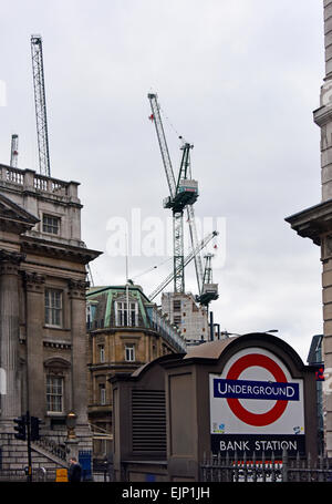 Stazione della metropolitana di Bank segno. City of London, England, Regno Unito, Europa. Foto Stock