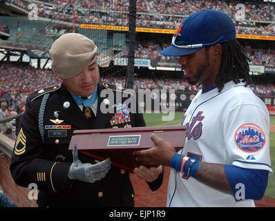 Sgt. 1. Classe Leroy A. Petry, 75o Reggimento Ranger Medal of Honor destinatario riceve una placca da New York Mets e Jose Reyes, Interbase, durante il terzo inning di gioco contro il Philadelphia Phillies, 16 luglio. Petry era riconosciuto sul grande schermo nel e fuori campo lato ha ricevuto una standing ovation da più di 30.000 appassionati presenti del gioco. Sgt. 1. Classe Michael R. Noggle, USASOC Affari pubblici/medalofhonor/petry/ Foto Stock