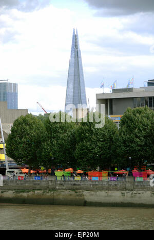 Il fiume Tamigi guardando verso South Bank e Tower di Shard Foto Stock