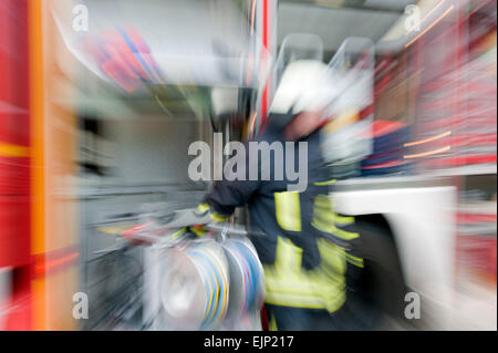 L'operazione di soccorso dei Vigili del fuoco su un auto in Germania Foto Stock