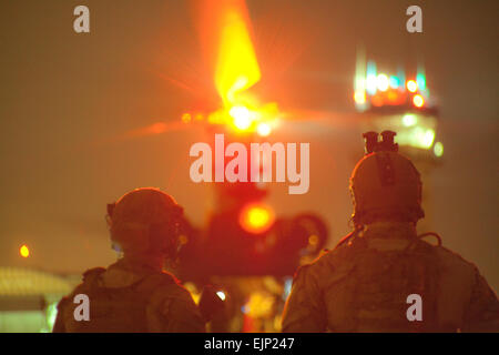 Stati Uniti Army Ranger dalla società alfa, 3° Battaglione, 75o Reggimento Ranger, caricare un MH-47 elicottero Chinook per l'operazione di notte la formazione su Fort Knox, Ky., 21 aprile 2014. Rangers treno costantemente per mantenere il massimo livello di lotta contro la prontezza. Spc. Arthur Ruepong/RILASCIATO Foto Stock